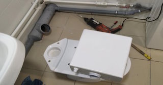 Установка напольного унитаза в Шебекино: монтаж под ключ от СантехДомШбк от 5119 рублей.